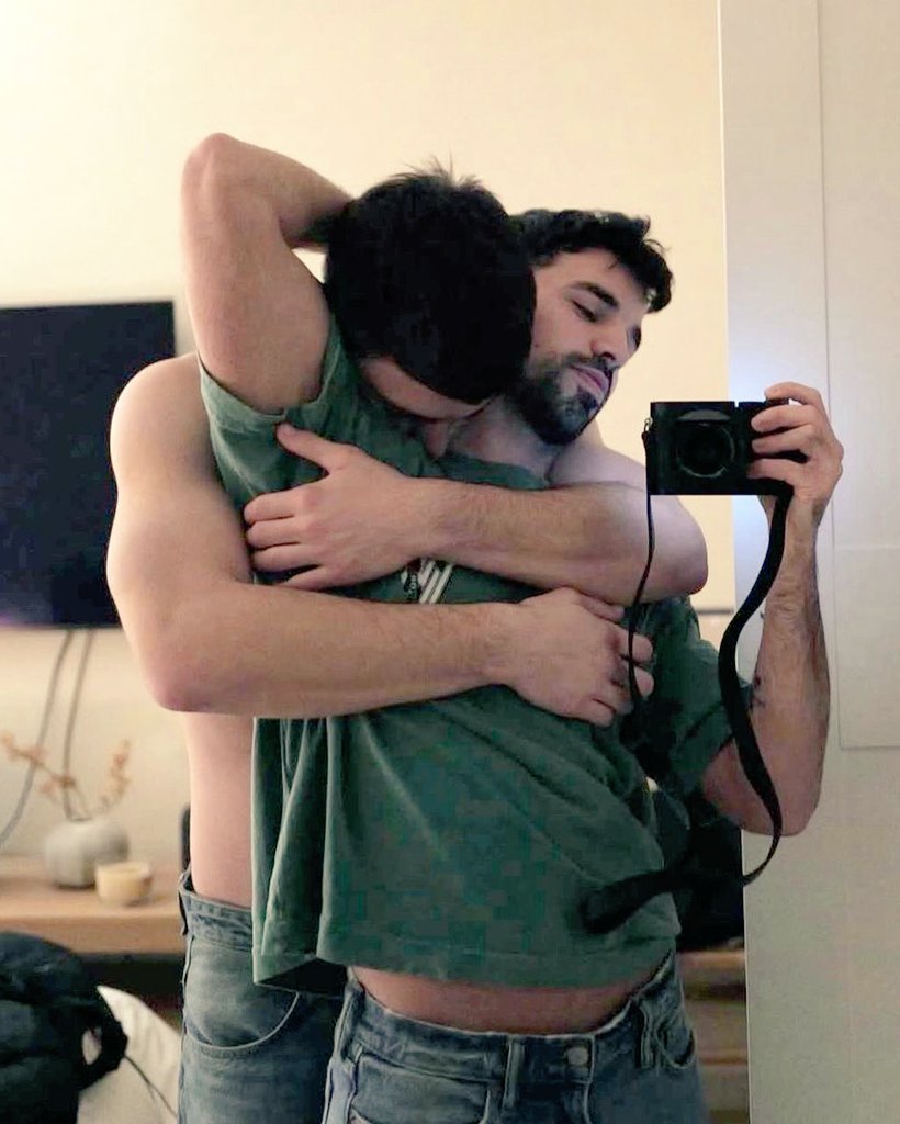 ruth75016860281's tweet photo. A foto completa dos 2 fazendo broderagem me deixou sem o que dizer... https://t.co/j0EV2lvC17