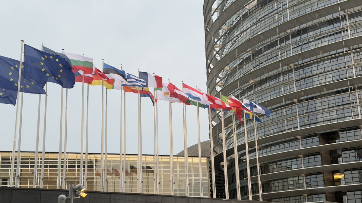 AssmarNour's tweet photo. من داخل البرلمان الأوروبي في ستراسبورغ 🇪🇺

الوقوف أمام واحدة من أهم المؤسسات التشريعية في أوروبا ليس مجرد زيارة… بل تذكير حقيقي بحجم الفرص التي يخلقها التعاون الدولي والرؤية بعيدة المدى.

أوروبا اليوم تمثل بيئة استراتيجية لرواد الأعمال والمستثمرين، لما توفره من:
تنظيم مؤسسي قوي، أسواق متقدمة، وفرص توسع عابرة للحدود.

في KAKSBC، نؤمن أن النمو الحقيقي لا يتحقق داخل حدود جغرافية ضيقة، بل من خلال بناء جسور بين الأسواق، وربط الفرص العالمية بصنّاع القرار.

هذه الزيارة تعكس أهمية التواجد بالقرب من مراكز التأثير، حيث تُصاغ السياسات، وتُحدد ملامح الاقتصاد العالمي.

المستقبل ليس لمن يعمل محليًا فقط… بل لمن يفكر عالميًا.

#البرلمان_الأوروبي #ستراسبورغ #أوروبا #الأعمال_الدولية #التوسع_العالمي #الاستثمار #ريادة_الأعمال #KAKSBC #قيادة #النمو_الدولي