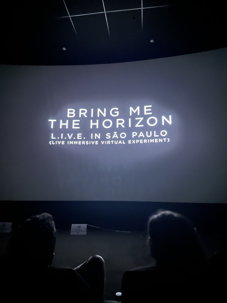 aiin_sr09's tweet photo. Haciendo fotos en el cine a Bring Me the Horizon: L.I.V.E. in São Paulo (Live Immersive Virtual Experiment) como si fuese un concierto 👹👹👹 https://t.co/uiHezneOyK