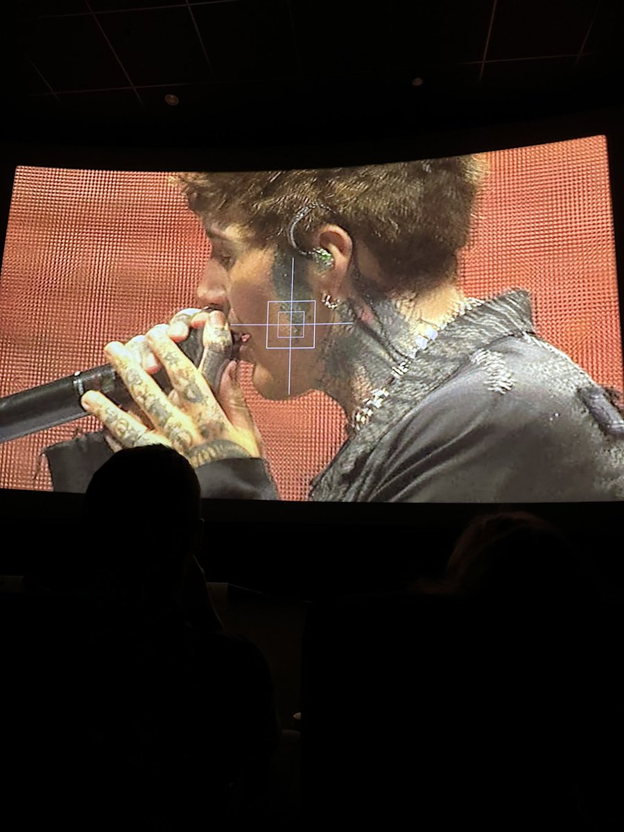 aiin_sr09's tweet photo. Haciendo fotos en el cine a Bring Me the Horizon: L.I.V.E. in São Paulo (Live Immersive Virtual Experiment) como si fuese un concierto 👹👹👹 https://t.co/uiHezneOyK