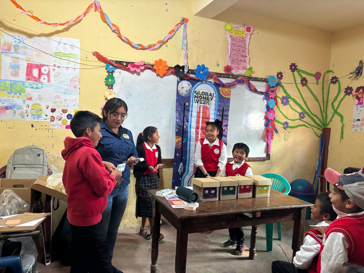 IxtatanF's tweet photo. El 18 y 19 de marzo, desarrollamos una actividad en #SanMateoIxtatán para promover la educación financiera. En el marco de la #semanamundialdeldinero2026. 120 estudiantes aprendieron sobre análisis, la inversión y la toma de decisiones en equipo y el valor de ser solidarios. https://t.co/oVXkhlNxaA