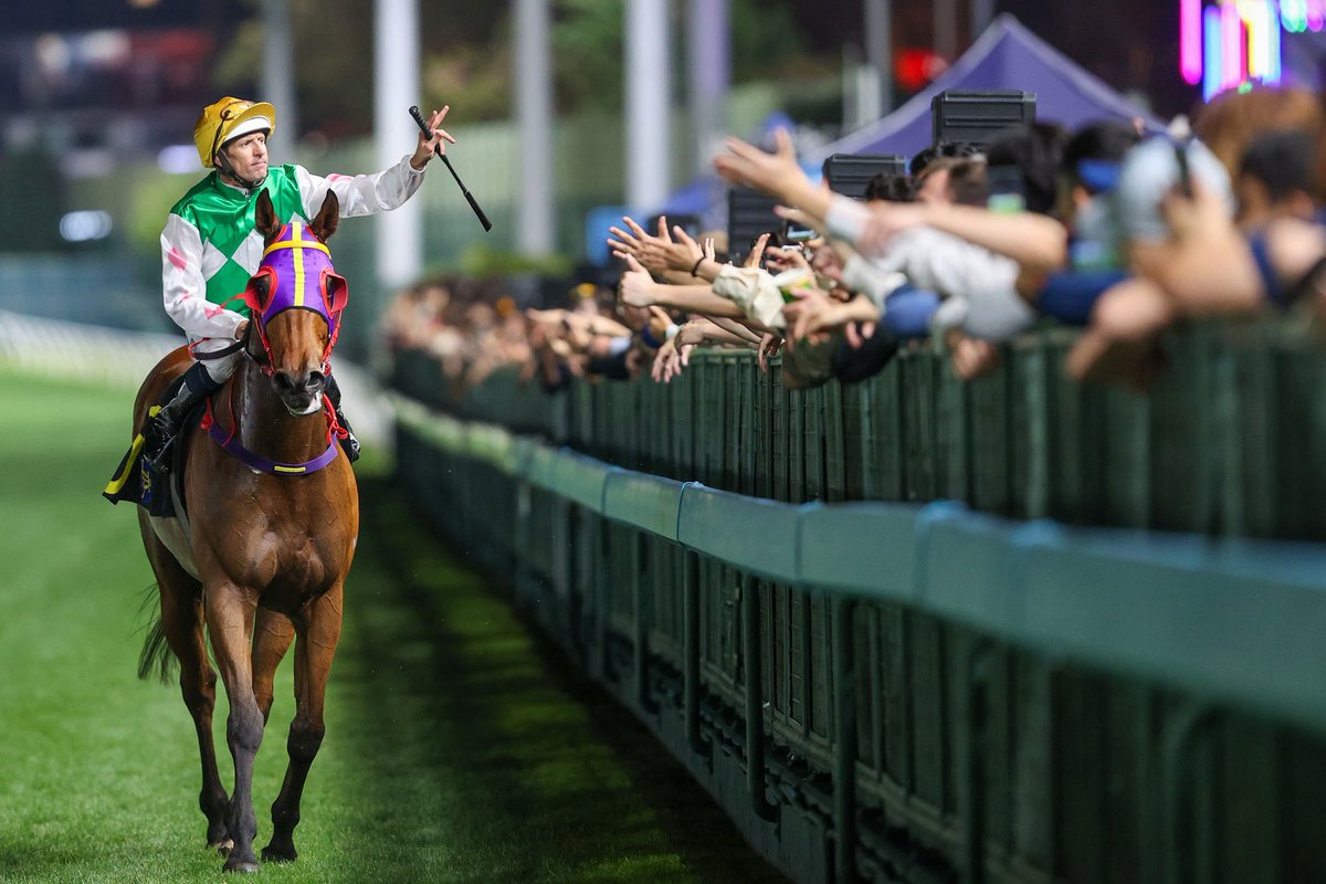 HKJC_Racing's tweet photo. Hong Kong Derby hero Bowman lands Valley treble while Shum surges with four-timer. #HappyWednesday #HKracing 

@pjrydo reports. 

Read here 👉 https://t.co/NPzZnBYNw8 https://t.co/n4IQMNblao
