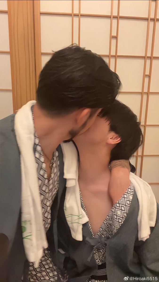 alialinhxr's tweet photo. I think Ryo’s neck is definitely in his top 5 most sensitive spots. 🤭
In the last video, Hiro kept kissing &amp; tracing his tongue along Ryo’s neck until he couldn’t get enough the little kitten even whispered “Hiro~” so softly, like he was melting with every kiss 🫠
#HiroakiRyota https://t.co/qtVEDyhXYo