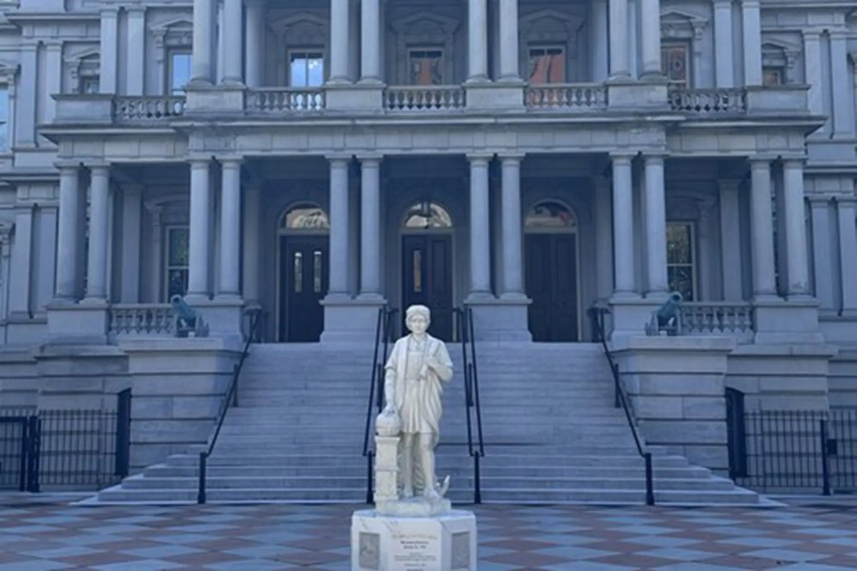 TheNorskaPaul's tweet image. A new statue of #ChristopherColumbus went up in the White House grounds Sunday that was built using pieces from a monument to the Italian explorer that nasty #BLM protesters destroyed in #Baltimore six years ago.😏

The 13-ft, one-ton replica of Columbus was commissioned by the