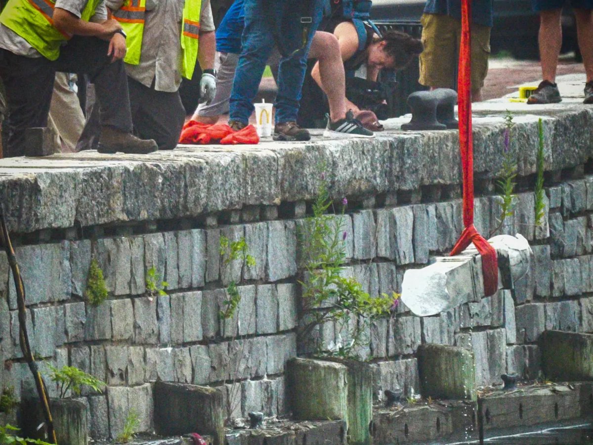 TheNorskaPaul's tweet image. A new statue of #ChristopherColumbus went up in the White House grounds Sunday that was built using pieces from a monument to the Italian explorer that nasty #BLM protesters destroyed in #Baltimore six years ago.😏

The 13-ft, one-ton replica of Columbus was commissioned by the