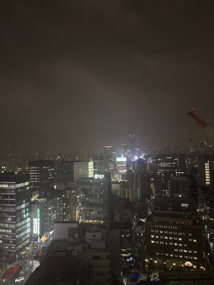 WorksID_0719's tweet photo. おはようございます！写真は昨晩の夜景ですが今日も雨の渋谷☔️

本日3/26は #風呂の日🛁
「ふ（2）ろ（6）」（風呂）と読む語呂合わせからです。 雨で冷えた朝、暖かくして今日はおうちに帰られたらぜひ湯船に🛁

皆さんのお気に入りの「入浴剤」は何ですか？🛁
#企業公式が毎朝地元の天気を言い合う https://t.co/YVjEXCFPG3