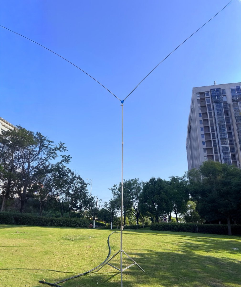 AnyToneRadio's tweet photo. Multipath—signals bouncing off buildings, mountains, or water—can cause fading 📡

V-Type antennas help 🎯
Their dual-arm shape creates offset lobes, reducing destructive interference
Result:
🏙️ more stable in cities
🌉 less reflection fading
⛰️ cleaner signals in mountains https://t.co/FhAn5I6nrc
