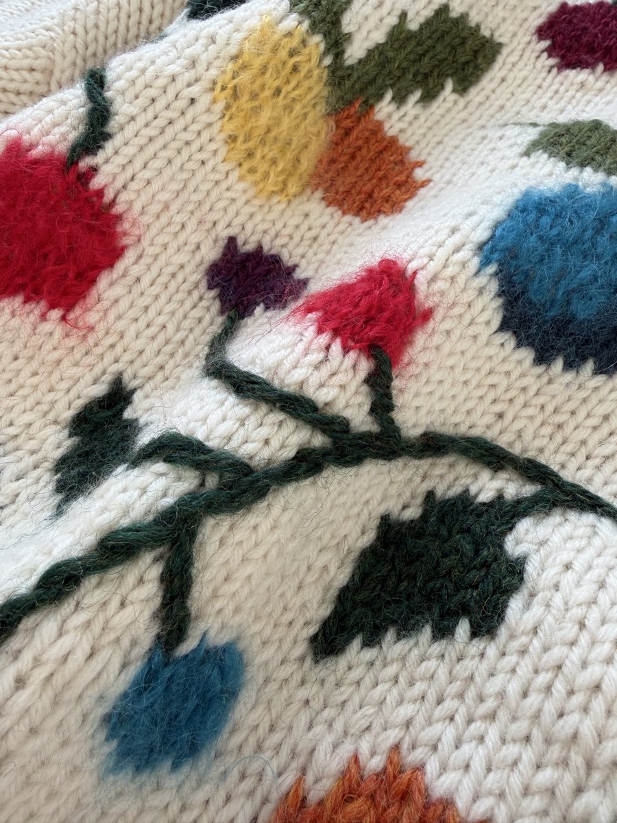 knit_e's tweet photo. おはようございます☺️
現在キット販売中のプルーツプル。カラフルver.には編み込みのしやすいベースヤーンもあります。シックver.は配色の異素材感を楽しみながら編んで頂きたい。販売期間は27日の19時までです。ご興味のある方は下記のオンラインショップをご覧下さいませ。
https://t.co/nbECApVGNw https://t.co/2tVnAhMptk
