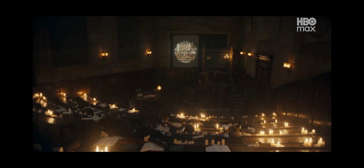 JustKatBooks's tweet photo. 7. Hogwarts luce enorme, le dieron esta sensación de algo grandioso, una escuela que apantalla. (Por ejemplo el salón que luce como un auditorio) 
Además de todo el detalle de que está iluminado por velas porque como sabemos, la tecnología no sirve dentro de la escuela https://t.co/PyDp9sATrZ