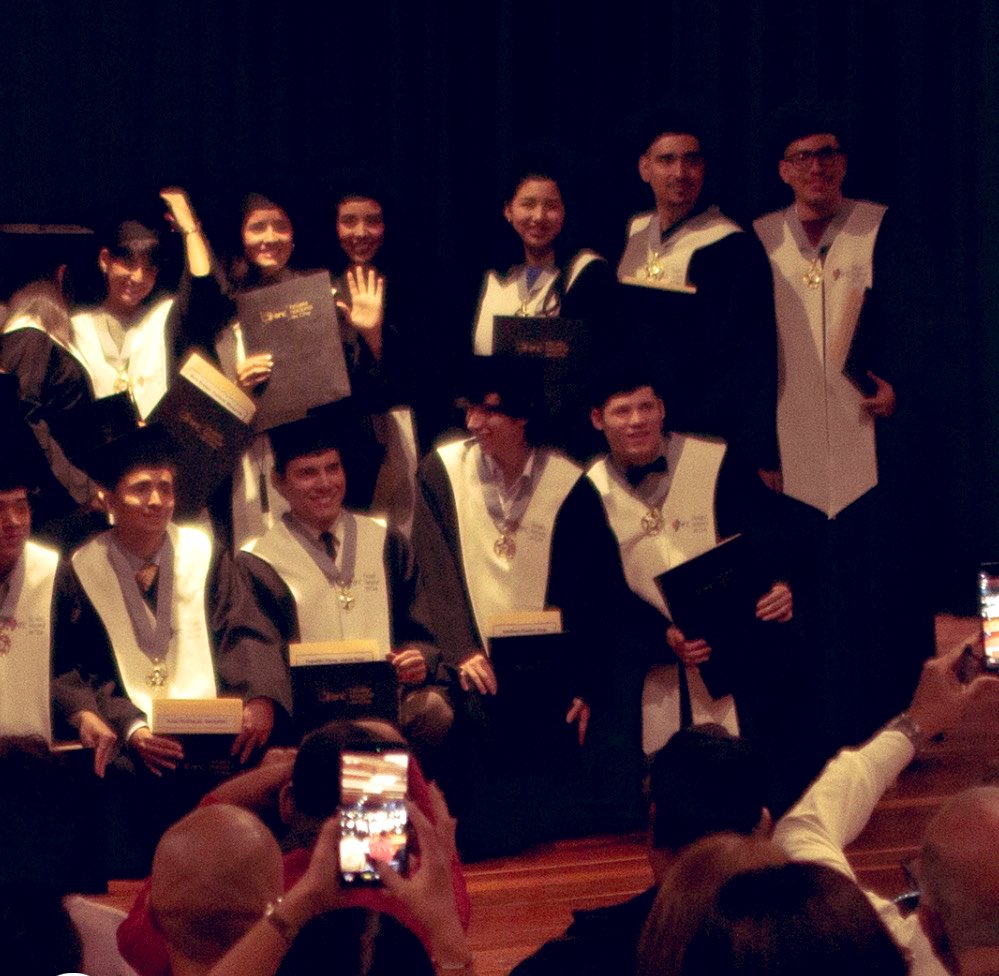 ENCVenezuela's tweet photo. #Cine Cerramos un ciclo de 3 años que, más que una carrera académica, ha sido una verdadera película d suspenso, llena de giros fascinantes y una trama que superó cualquier ficción. Promoción XII (2026) de la Escuela Nacional de Cine: corte y queda…y nos vemos de nuevo en el set https://t.co/cFwVs9hIJ9