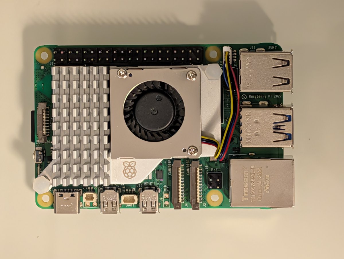 murasametech's tweet photo. Raspberry Pi 5から使えるようになった高速インターフェース、PCIeを知っていますか？⚡

PCIeの基本：
・CPU↔デバイス間の超高速データ転送
・Pi 5はPCIe 2.0 x1（最大5Gbps）
・M.2 HAT+を使ってNVMe SSDやAIチップを接続

💡 何が変わる？
・NVMe SSD → SDカードの10倍以上高速に起動
・Hailo-8L → リアルタイムAI推論が可能に
・USBとは桁違いの帯域幅

PCIe対応で、Raspberry Piが
「小さなPC」から「本格的なサーバー」に進化しました。

#RaspberryPi #組込み