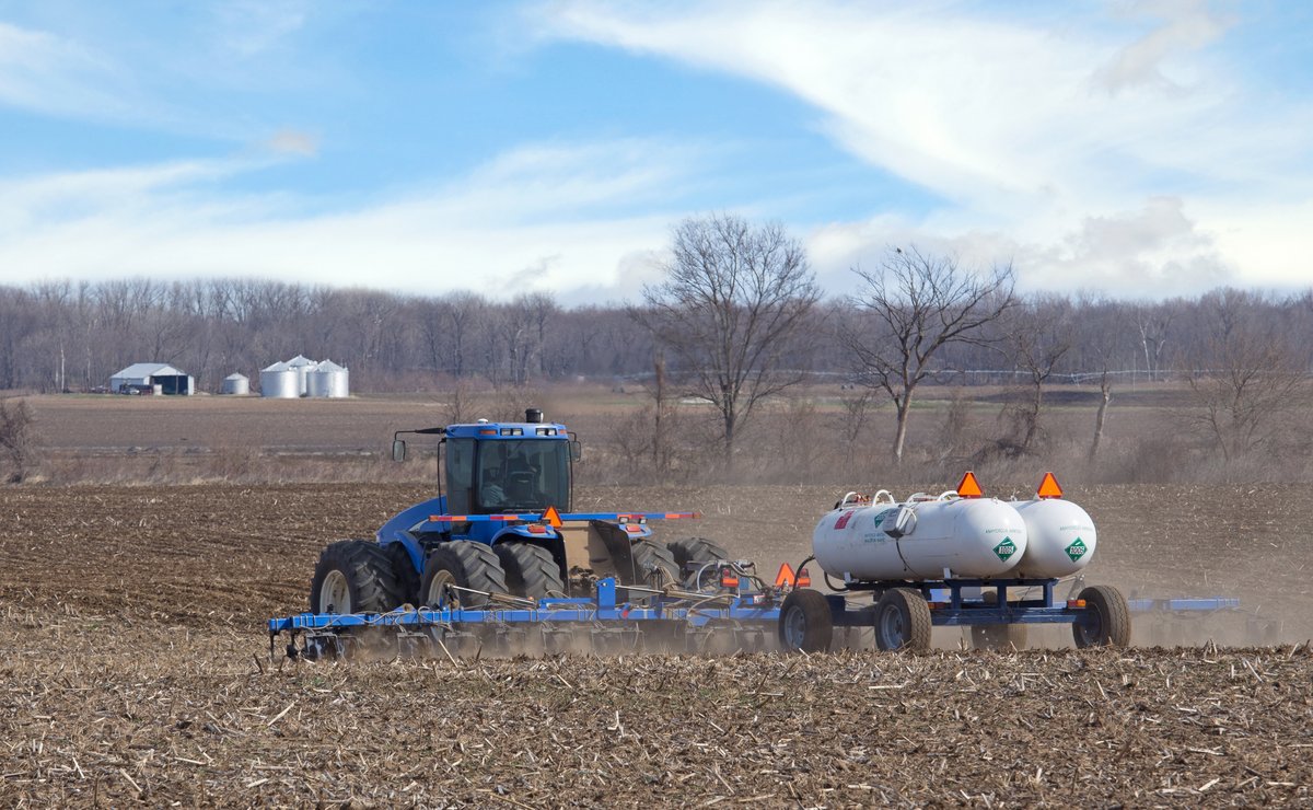 DairylandSeed's tweet photo. Anhydrous ammonia season is here in many areas. At 82% N, it is a cost effective N source when applied the right way. See our agronomy team tips on application and safety: https://t.co/sFYIDkINRQ #AnhydrousAmmonia #AgSafety #Nitrogen https://t.co/wXRG9sRDVi