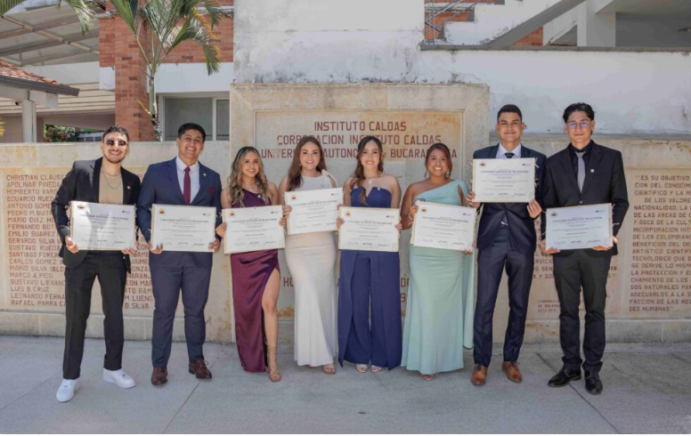 unab_online's tweet photo. ¡Se vienen las jornadas más bonitas del año😍 ! El próximo viernes, 27 de marzo, llegan los #GradosUNAB 🎓. Conoce la programación ➡️: https://t.co/CTG4B0Dl7F https://t.co/LN1kbIrfZm