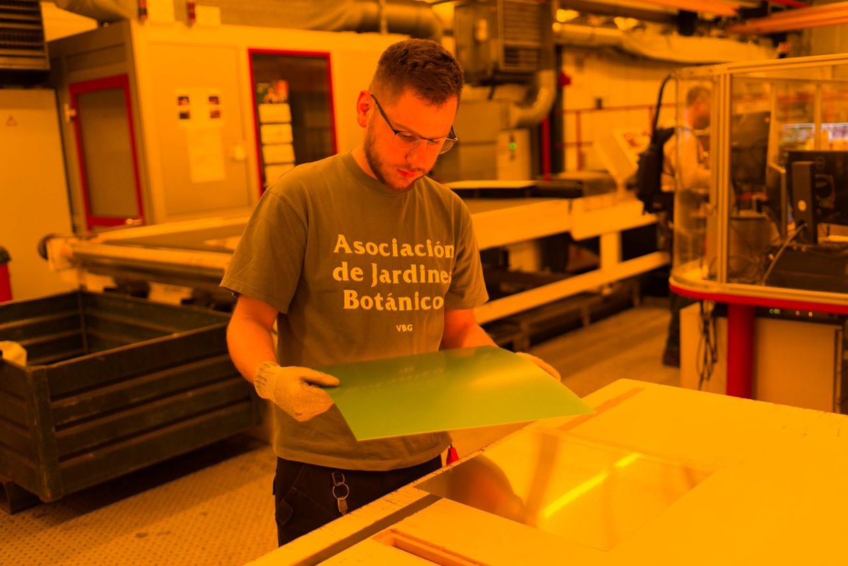 Kodak's tweet image. In Osterode, Germany, our 297,000-square-foot facility plays a critical role in delivering #KODAK SONORA Plates to customers worldwide—combining technical expertise, precision manufacturing, and a team of nearly 300 skilled employees.

#GlobalManufacturing #PrintInnovation