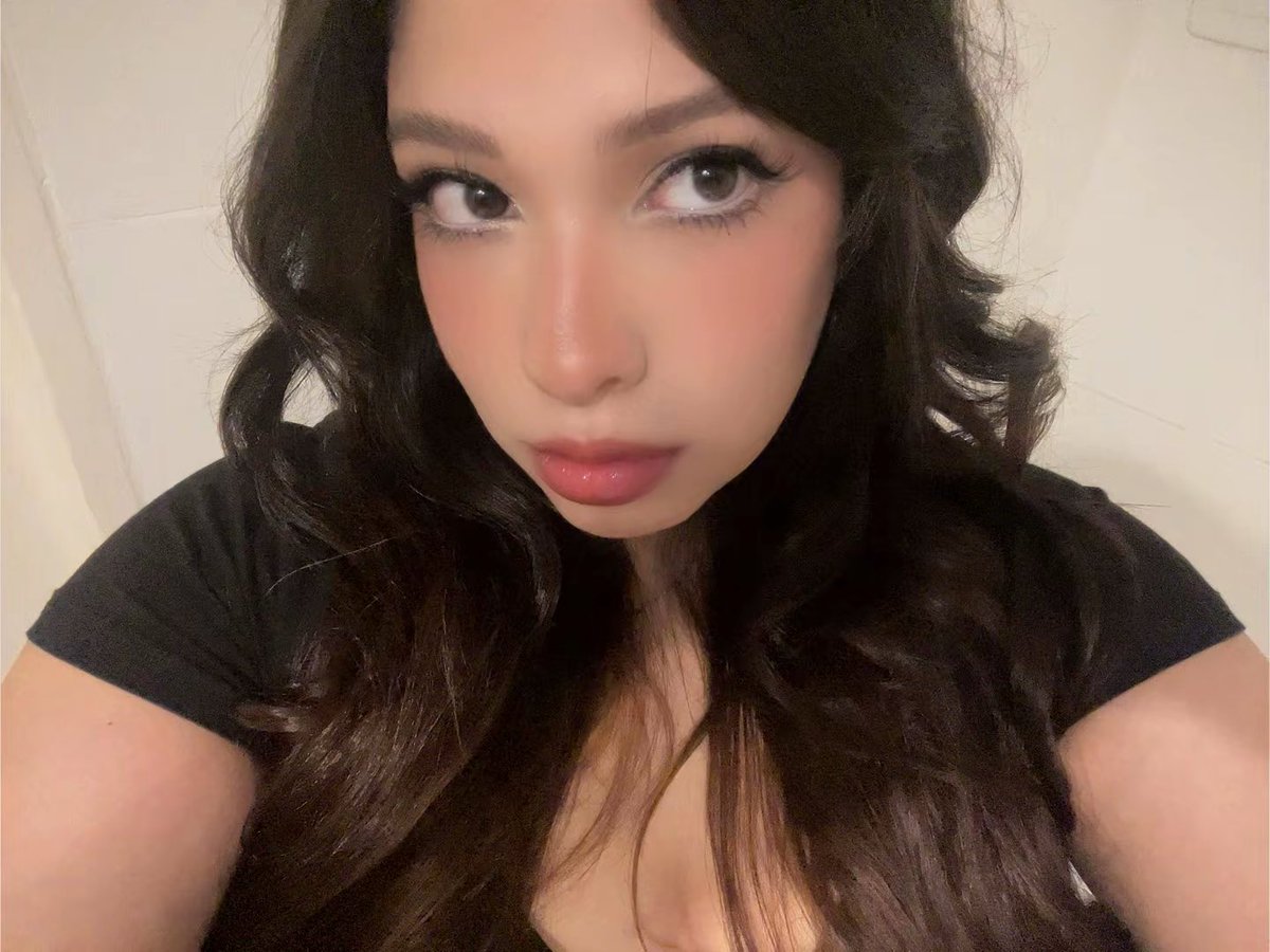 𝑽𝒂𝒍🍓 tweet media