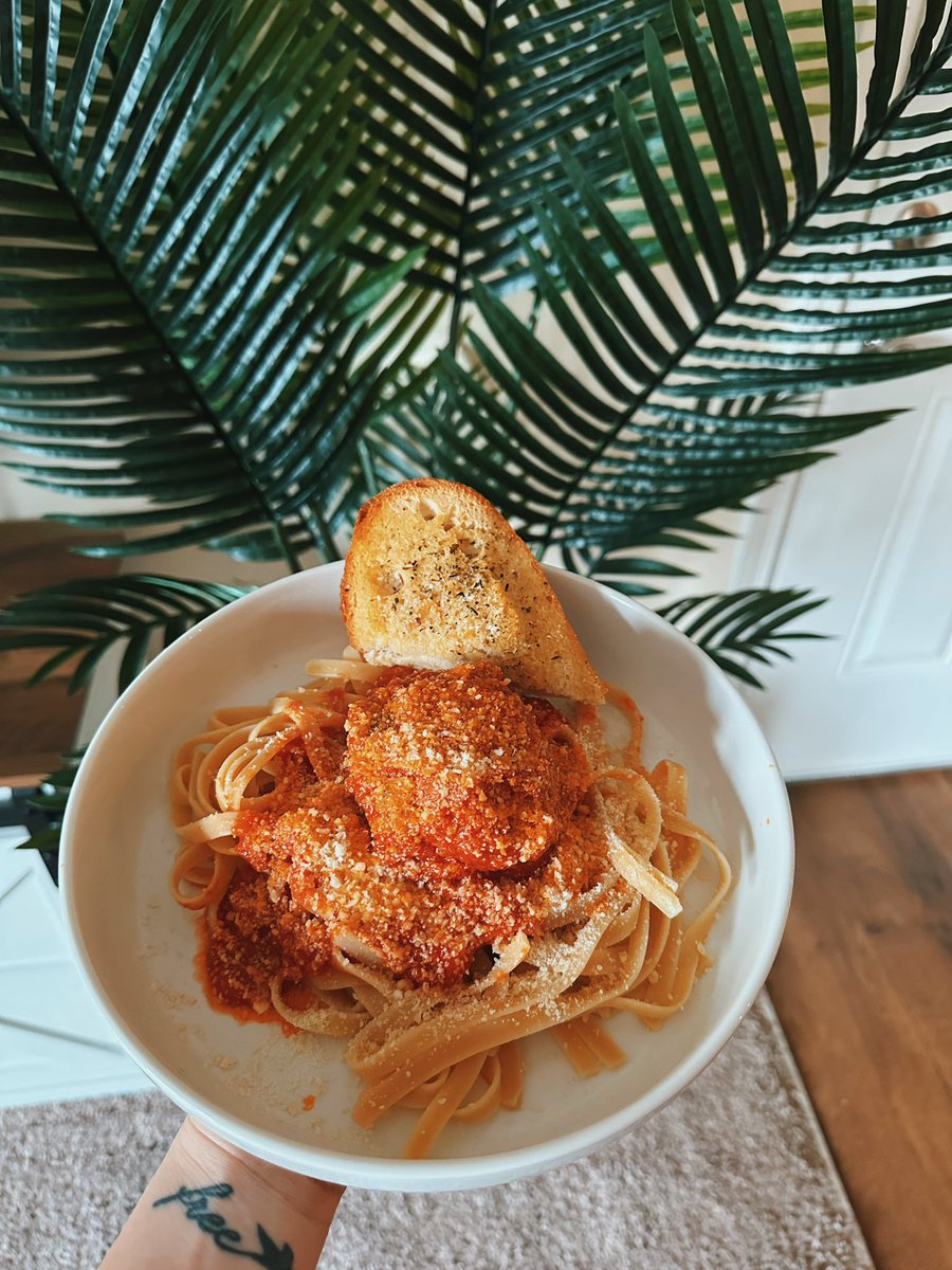 K E L L I tweet media