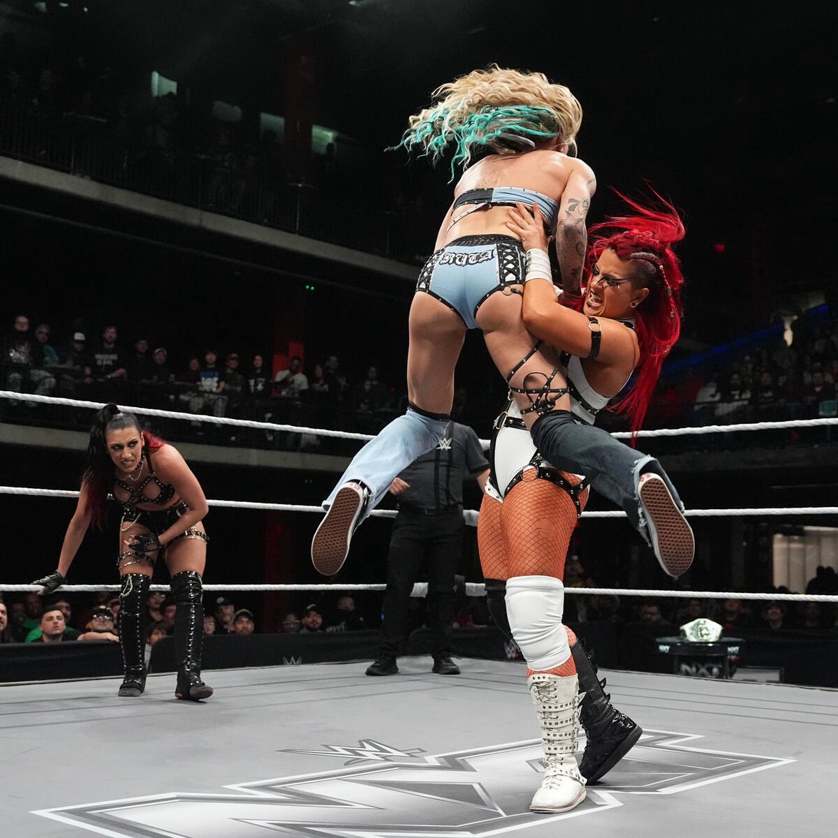 One woman army. ᛪ NOT @ZariaWWE_. tweet media