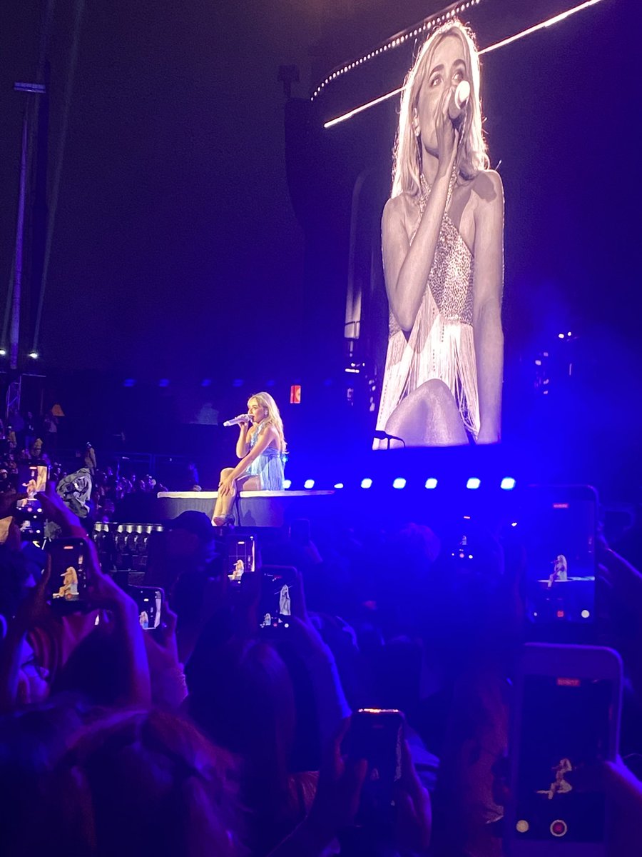 Algunas fotos del show de Sabrina Carpenter. Simplemente maravillosa. 🫶☕️💙💃