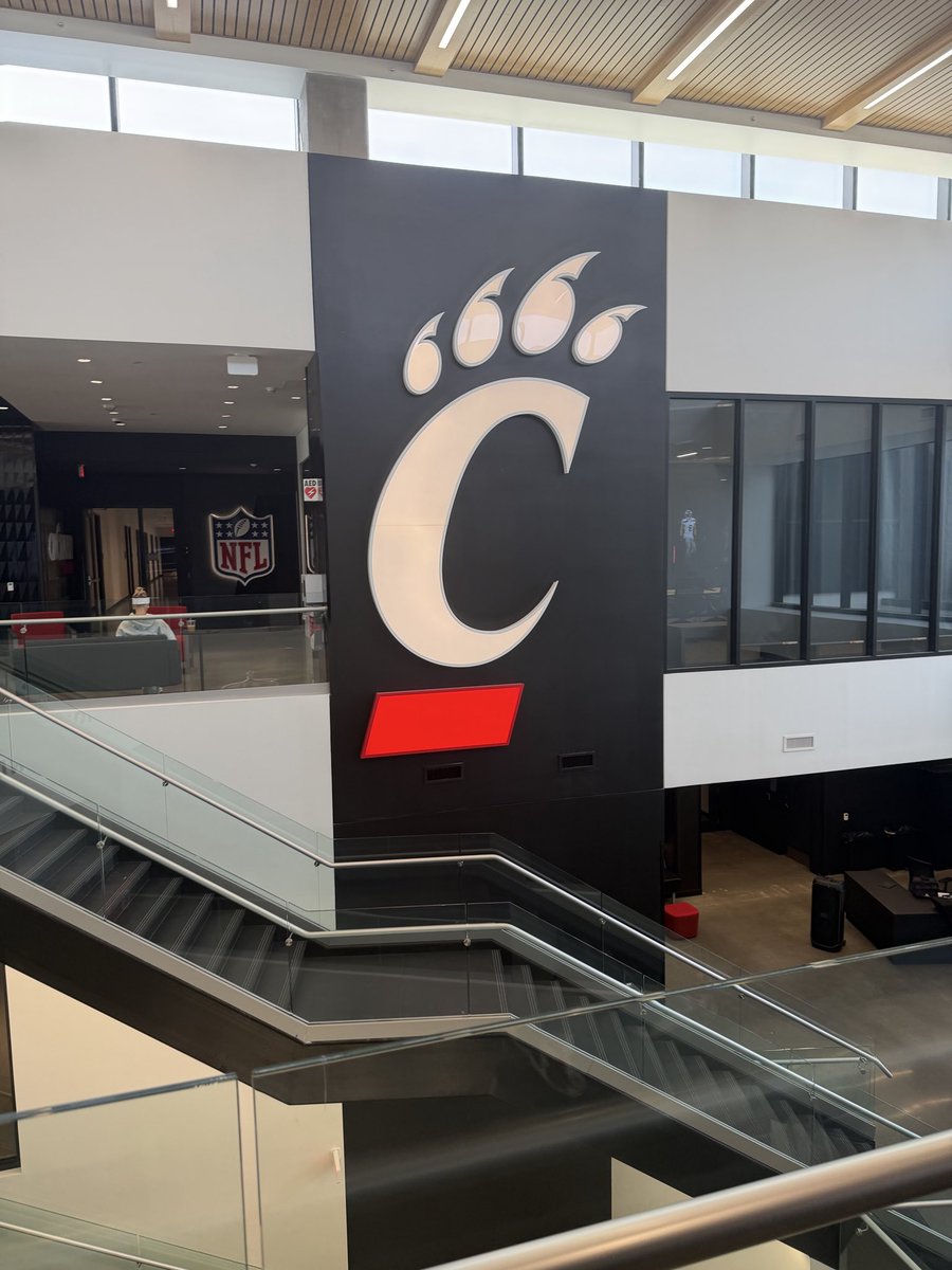 Nigel_Arthur50's tweet photo. Big thank you to @GoBearcatsFB for such an amazing visit, I enjoyed watching and learning from the coaching staff and players today!!
@SSSAS_Football 
@CoachSattUC 
@CoachNateWoody 
@JohnMorgan6__ https://t.co/Ehtacm5qk7