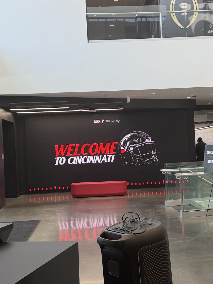 Nigel_Arthur50's tweet photo. Big thank you to @GoBearcatsFB for such an amazing visit, I enjoyed watching and learning from the coaching staff and players today!!
@SSSAS_Football 
@CoachSattUC 
@CoachNateWoody 
@JohnMorgan6__ https://t.co/Ehtacm5qk7