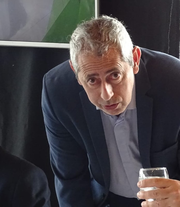 Marcelo Rivas Piasentini presentó su renuncia como ministro de hacienda, tras el escándalo de los descuentos
al sector docente por el paro del inicio de clase. Se estudian varias opciones para su reemplazo. Oficialmente
se espera el anuncio y el acto de sucesión en el gabinete.