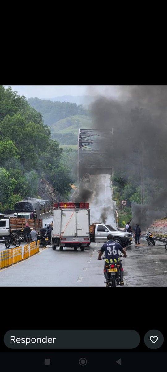 #ParoMinero La situación de orden público en Caucasia y varios municipios del Bajo Cauca es de absoluta gravedad; bloqueos de la vía Autopista del Nordeste y Caucasia - Tarazá, quema de vehículos de transporte de carga enfrentamientos entre manifestantes e inteligentes del UNDMO