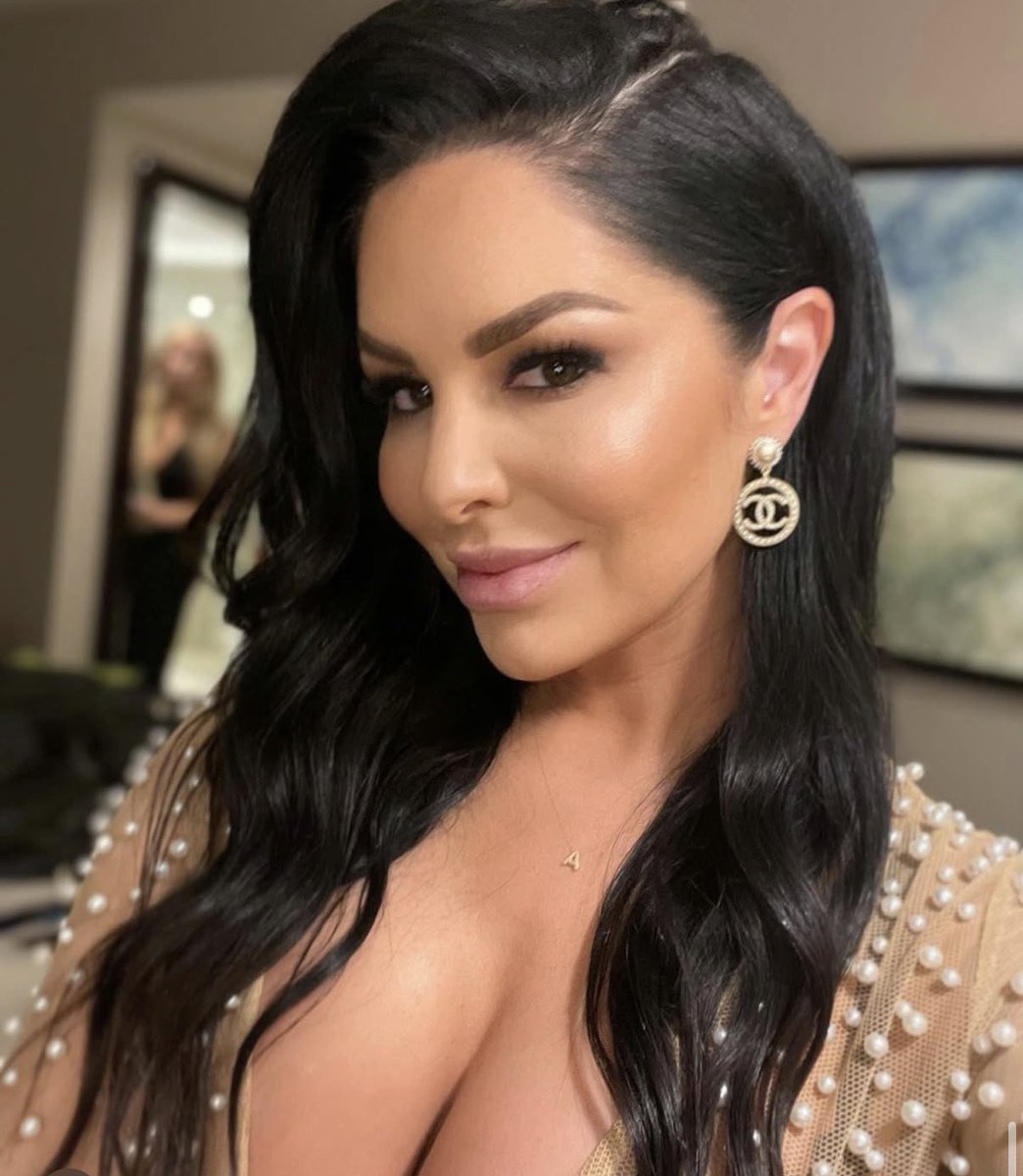 Mary_CosbyFan's tweet image. SLC Scoop 🚨❄️

If what I am hearing is true, please pray for Mary’s strength as she starts back filming with the group at the end of this week. My source has told me that Mary is hosting an all cast-event dinner at the end of this week! #RHOSLC