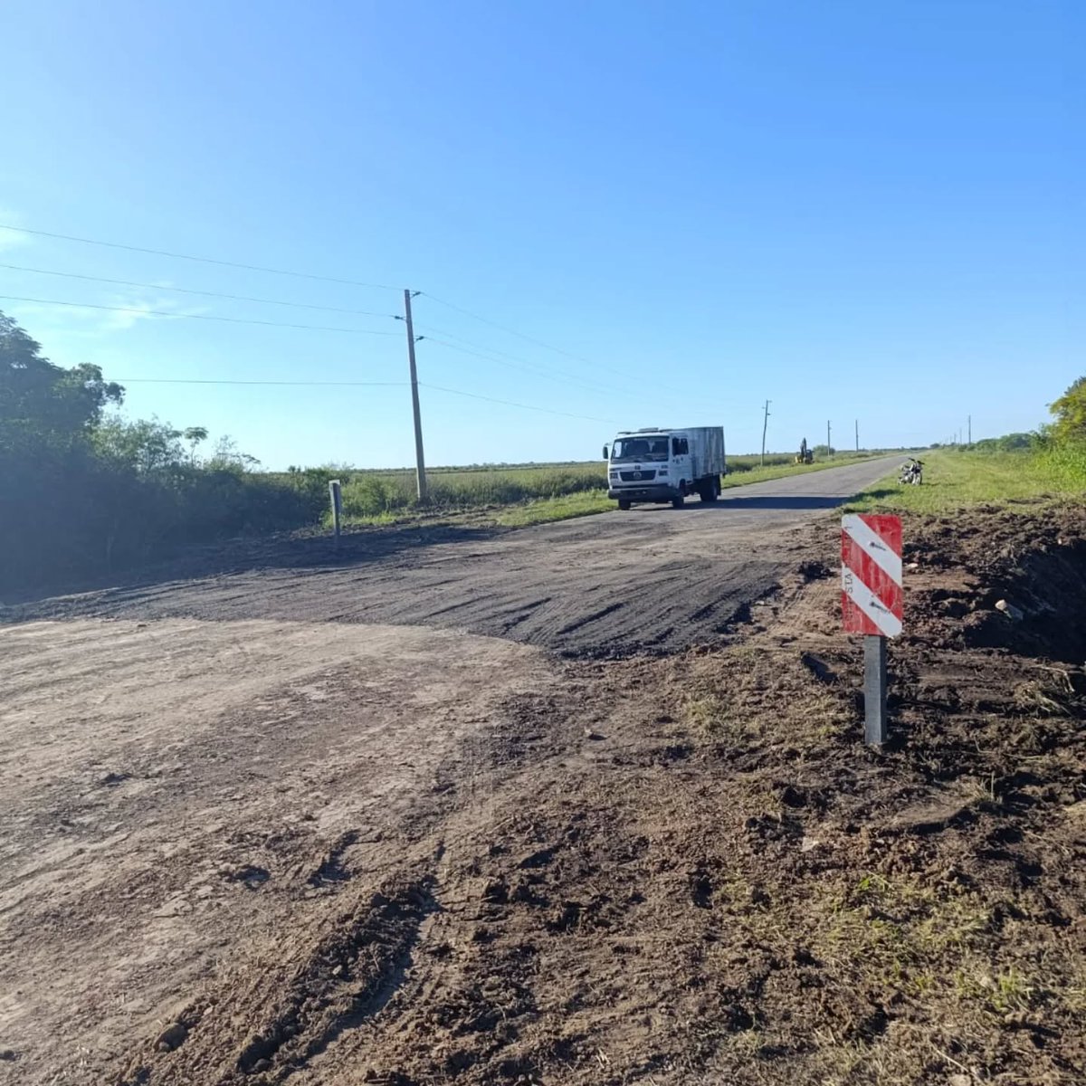 SReflejos's tweet photo. 🚧 Ruta Provincial 1 habilitada en Colonia Teresa

Tras el hundimiento de la calzada por la erosión de una alcantarilla registrado el lunes, este miércoles por la tarde se restableció el tránsito.

⚠️ Circular con extrema precaución y respetar la señalización en la zona. https://t.co/oLaxlrWiwP
