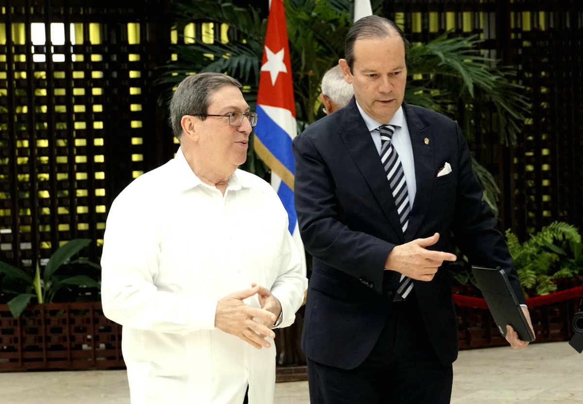 BrunoRguezP's tweet photo. Sostuve conversaciones con el Canciller de #Panamá,  @javierachapma, quien realiza una visita de trabajo a nuestro país.

Abordamos temas de la agenda bilateral e internacional.

Reafirmé la voluntad de #Cuba de continuar fortaleciendo las históricas relaciones bilaterales. https://t.co/bHwmS3AkCO