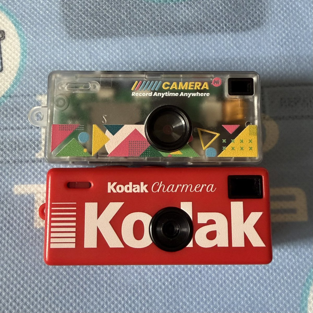 HisBowtieCamera's tweet image. コダックチャルメラとパチモンカメラ比較しました。パチモンの方は中々よく出来ていて操作感などは自分にはこちらが好みです。設定もホワイトバランスなど色々ある。
大きさも構造も少し違い、ギリセーフかな。
写真は3枚目がチャルメラ、4枚目がパチモン。パチは1M pixelモード。
#KODAK #チャーメラ