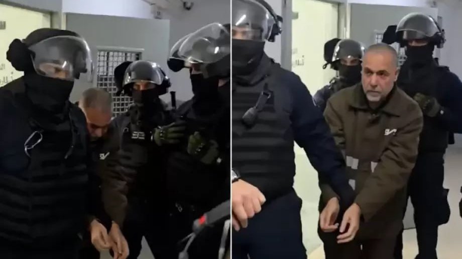 Bu adamın tek suçu SOYKIRIMA
uğrayan hemşerilerini tedavi etmeye çalışmaktı.

Şuanda muhtemelen penceresi açık, zemini suyla kaplı, buz gibi ve son derece pis bir hücrede, dar bir demir yatağın üzerinde aç ve işkence görmüş bir vaziyette uzanıyor.

▪︎SUSMA, HAYIR!!