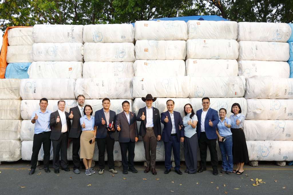 USDAForeignAg's tweet image. Under Sec. Lindberg and the USDA delegation visited Vietnam Agribusiness Limited’s soy crush facility &amp;amp; the Phong Phu cotton spinning mill in Hồ Chí Minh City. These kinds of buyers helped increased U.S. #ag exports to Vietnam by 45% in the past year!
