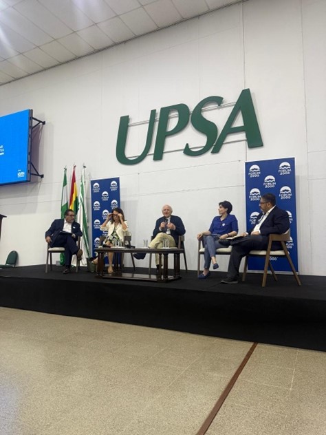 UIDE's tweet photo. @SCarrancoP, director de nuestro #IRLAB, participó en Forum 2000 en #Bolivia 🇧🇴, espacio de alto nivel donde aportó con un análisis sobre democracia y geopolítica en #AméricaLatina.🌎
Descubre más en la noticia 👉 https://t.co/I2jRnnrB1T https://t.co/9ZOiXeuidT