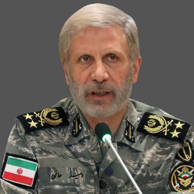 İran ordusu:
"Yıllardır Amerikalıların istediğiniz noktaya gelmesini bekliyorduk. 
Yirmi yılı aşkındır bu gün için asimetrik savaş taktikleriyle hazırlanıyoruz. 
Şimdi Amerikan askerlerine tek bir mesajımız var:
Biraz daha yaklaşın.“