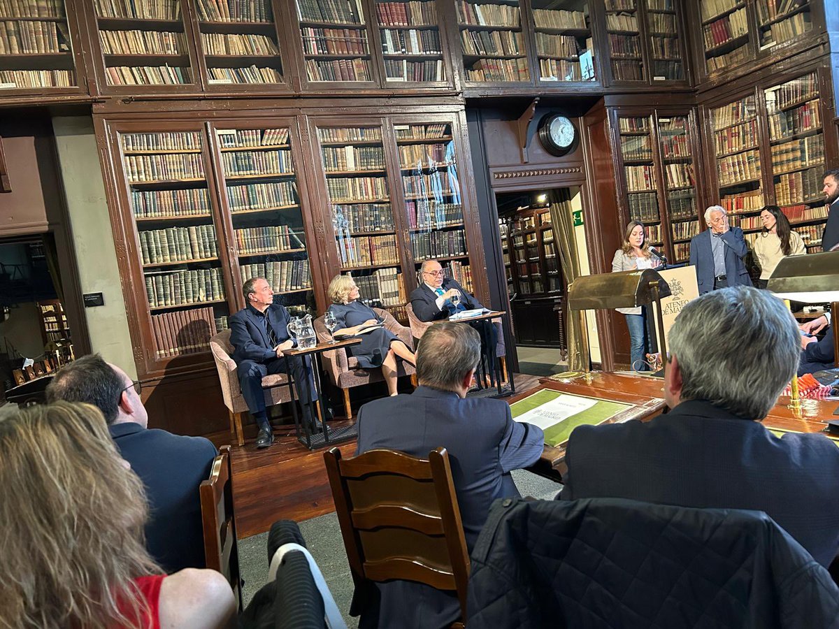 EnricJuliana's tweet photo. Presentación del libro ‘Viaje a un Nuevo Mundo’ en la Biblioteca del
Ateneo de Madrid. Gracias a todas las personas que han asistido. https://t.co/FKBUa8dfmD