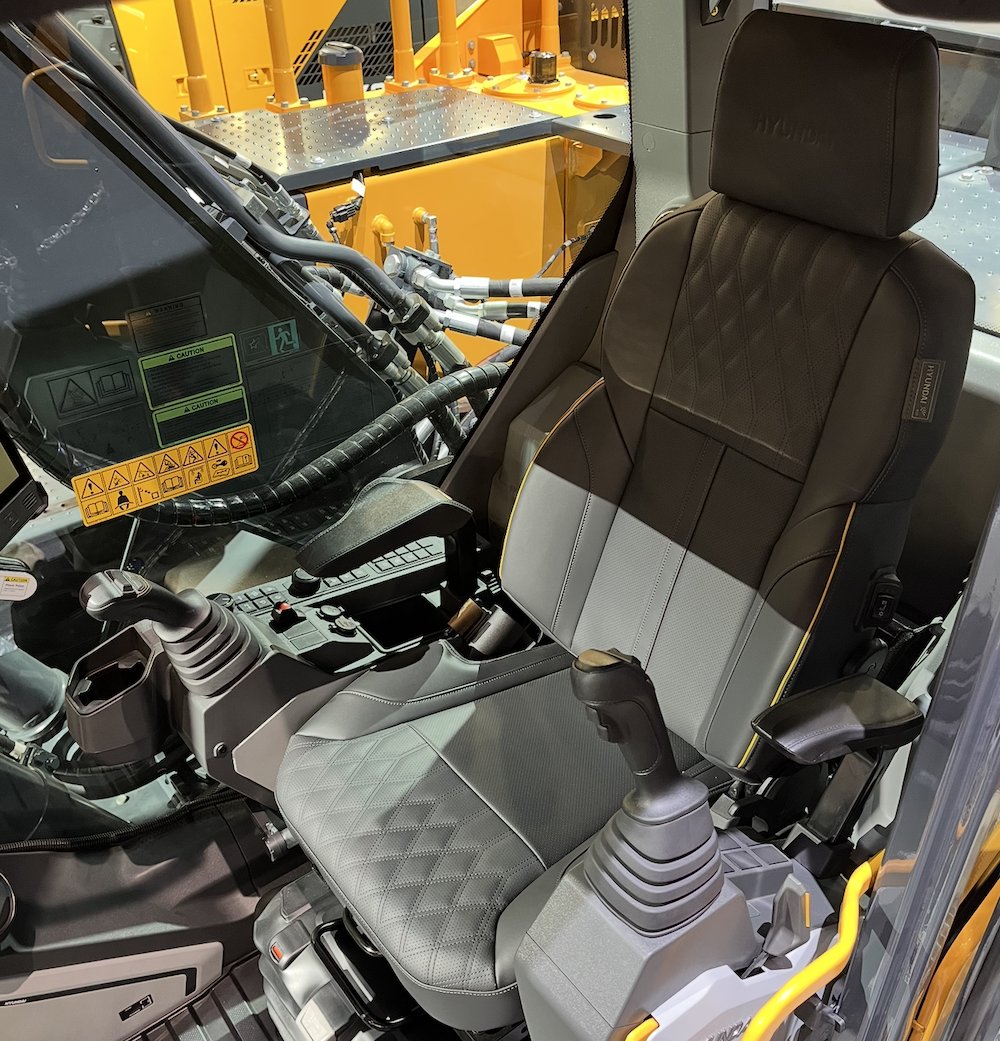 Equipment_World's tweet image. Hyundai Construction Equipment put its next-gen HX Series crawler excavators front and center at #ConExpo 2026. ow.ly/YPT650YyRec