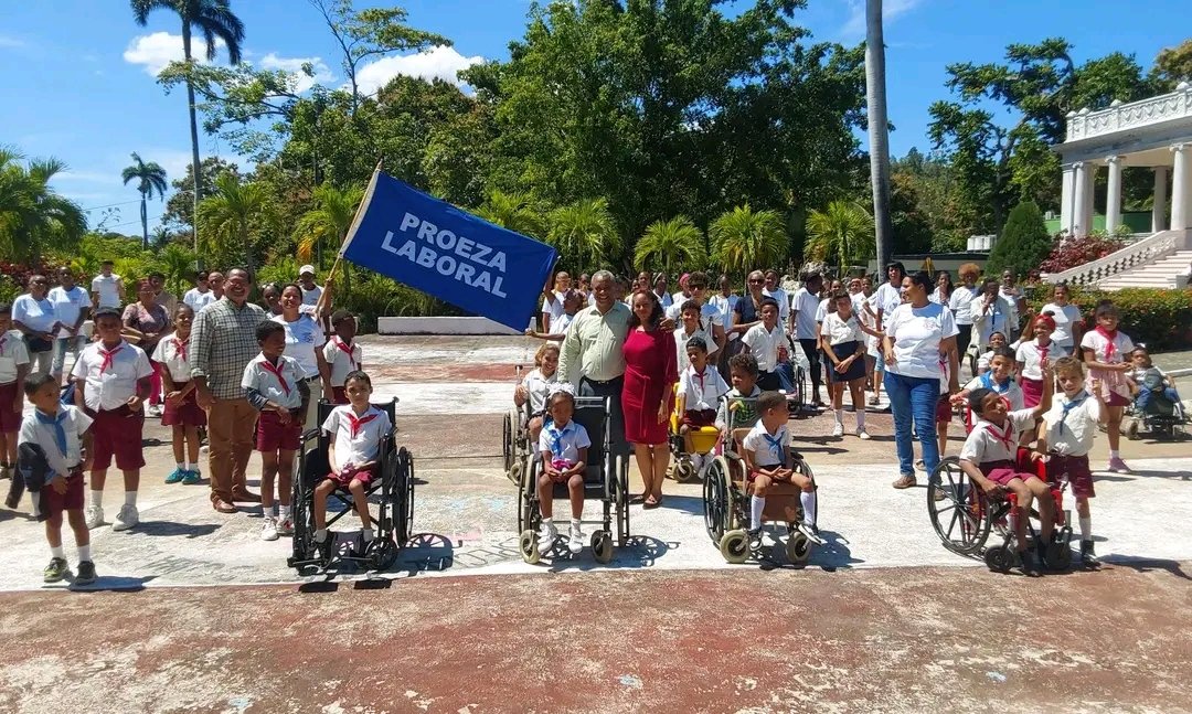 MaricusaPrim's tweet photo. Aquí está una de las bondades más humildes de esta Revolución. La escuela especial Cuba- Viet Nam, hervidero de amor hacia nuestros niños con discapacidad físico motora acaba de recibir la bandera de Proeza Laboral. Felicidades. @dpestgo https://t.co/GZzOE1dkRI