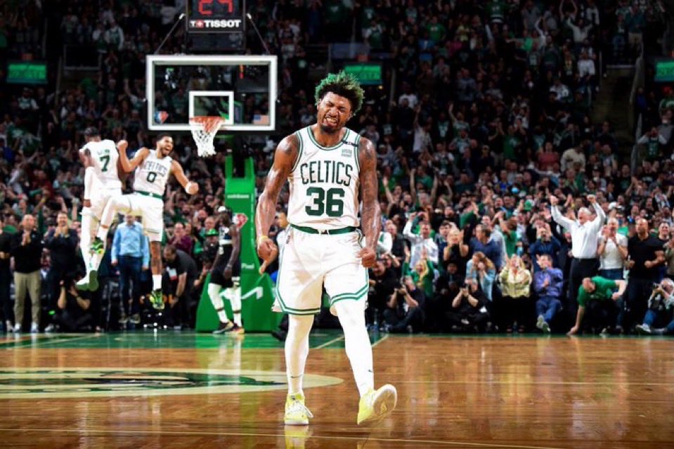 El capitán de Boston Celtics hace unos años ahora es el capitán de Los Ángeles Lakers.

Locura.