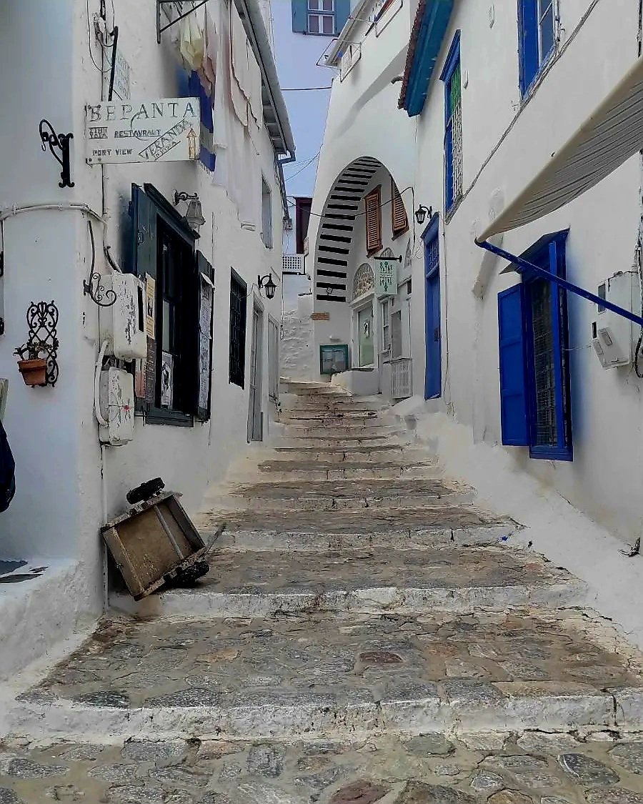 GreekPictures's tweet image. Whitewashed walls, turquoise shutters, and stone steps worn by centuries of footsteps. On #Hydra, even the quietest alley feels like a story waiting to be told. 🇬🇷
📷 ___swthria___
