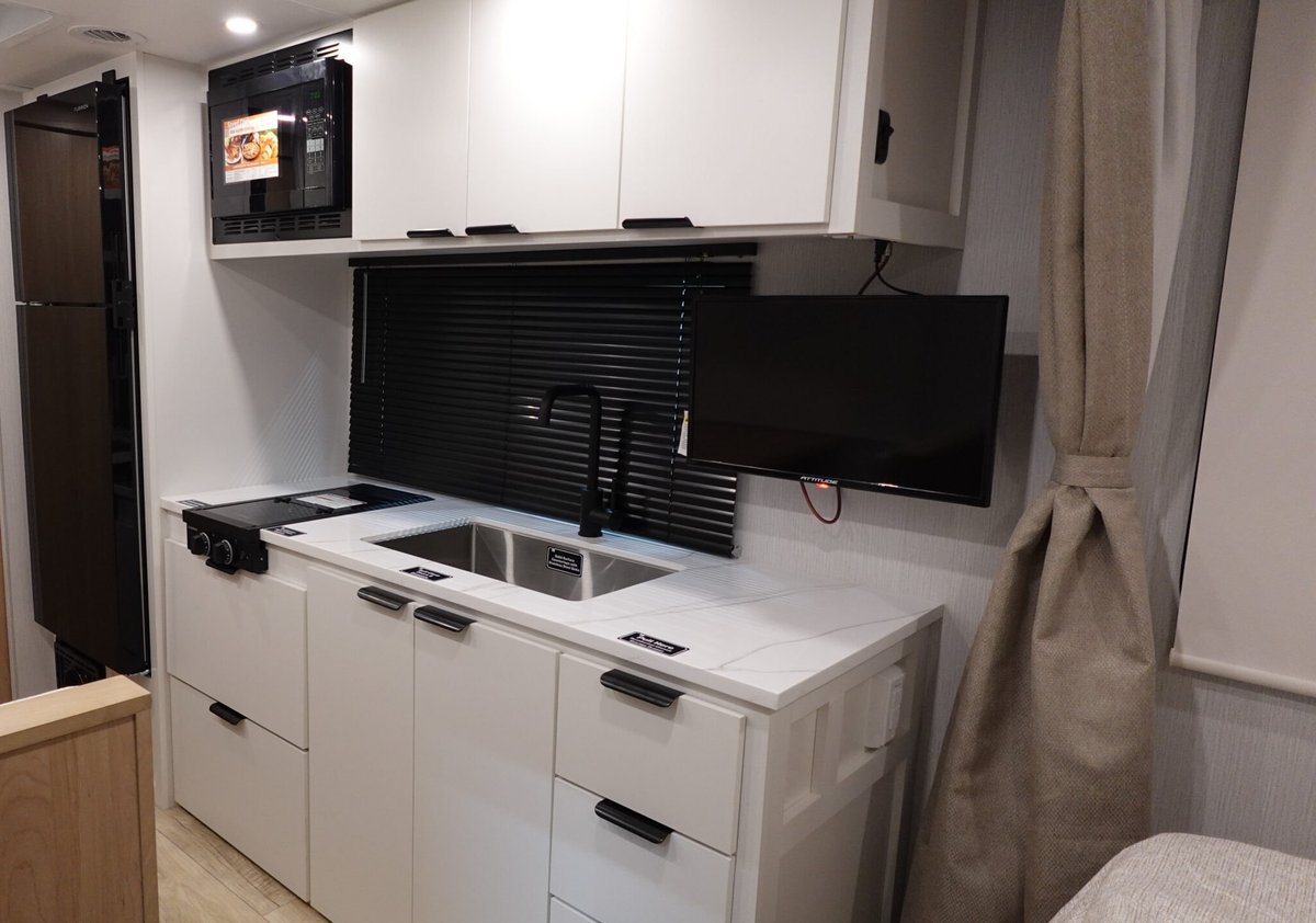 WEnRVcom's tweet photo. Big on features yet built for easy towingโthe 2026 Winnebago Micro Minnie 2000MRB blends comfort, smart space design, and all the essentials for life on the road. This oneโs built to go wherever the road takes you!
-
-
-
#traveltrailer #winnebago #rvlifestyle #getoutside https://t.co/XWIRsHJ6eB