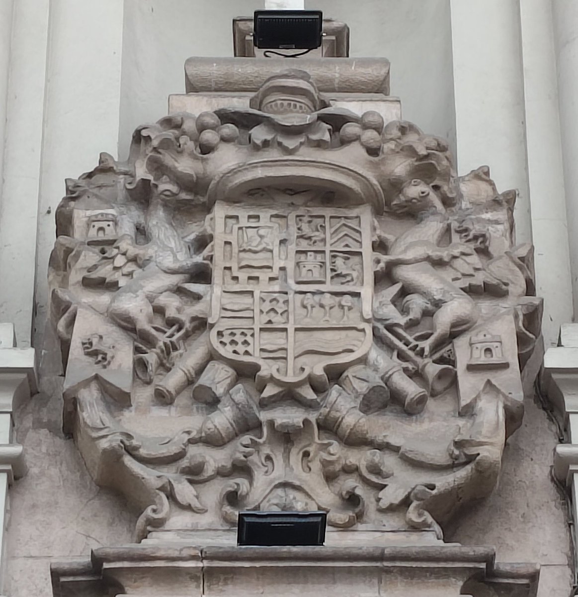 Hace unos días me enviaron unas fotos del Palacio de la Virreina que fue la residencia construida entre 1772 y 1777 para el Virrey Manuel de Amat y Junyent en Barcelona y me llamó mucho la atención el detalle del escudo en la parte alta de la fachada de ingreso a esta gran casa