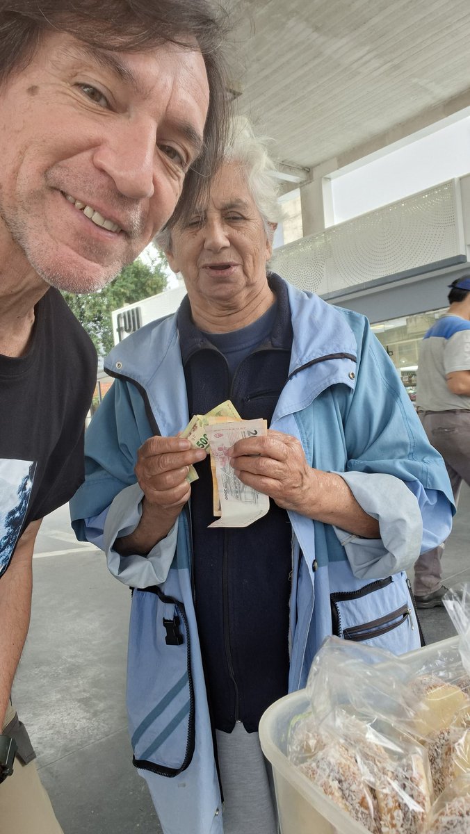 davidcorreatv's tweet photo. Es Cristina, tiene 82 años, jubilada, cobra la mínima, no le alcanza para comer y medicamentos. Desde hace dos semanas vende alfajores de maizena para ganar unos $$. Está en la YPF de Tafí Viejo,mi ciudad. Comprale, exquisitos. Pero está mal, debería estar descansando. Una bronca https://t.co/R8P3xPw7Pk