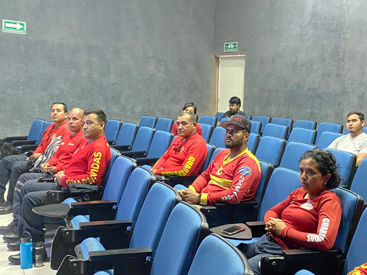 CUCosta's tweet photo. 🐊 En Puerto Vallarta, convivir con cocodrilos es parte del entorno.

32 salvavidas se capacitan para proteger a las personas sin dañar la fauna.

Preparación que salva vidas y respeta la naturaleza.

#UDG #CUCosta #Guardavidas #PCVallarta https://t.co/Dx3OiJoVSx