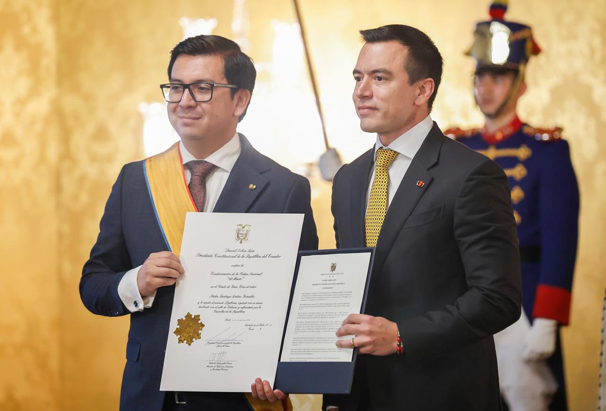Adnecuadorok's tweet photo. Hoy, el presidente @DanielNoboaOk reconoció a quienes están aportando de manera real al fortalecimiento del Ecuador.

Con la Condecoración de la Orden Nacional “Al Mérito” en el Grado de Gran Cruz, se destacó la trayectoria y el compromiso de Kristi Noem, Stalin Santiago Andino González, John Alfred Paulson y José Luis Cutrale Jr., actores clave en la construcción de seguridad, cooperación, inversión y desarrollo para el país.