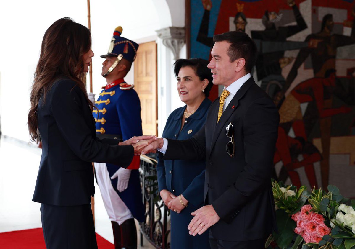 Adnecuadorok's tweet photo. Hoy, el presidente @DanielNoboaOk reconoció a quienes están aportando de manera real al fortalecimiento del Ecuador.

Con la Condecoración de la Orden Nacional “Al Mérito” en el Grado de Gran Cruz, se destacó la trayectoria y el compromiso de Kristi Noem, Stalin Santiago Andino González, John Alfred Paulson y José Luis Cutrale Jr., actores clave en la construcción de seguridad, cooperación, inversión y desarrollo para el país.