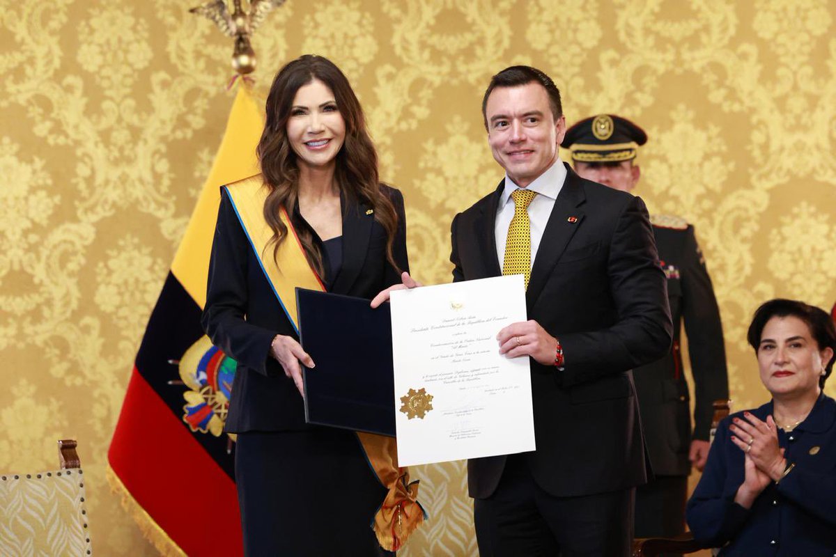 Adnecuadorok's tweet photo. Hoy, el presidente @DanielNoboaOk reconoció a quienes están aportando de manera real al fortalecimiento del Ecuador.

Con la Condecoración de la Orden Nacional “Al Mérito” en el Grado de Gran Cruz, se destacó la trayectoria y el compromiso de Kristi Noem, Stalin Santiago Andino González, John Alfred Paulson y José Luis Cutrale Jr., actores clave en la construcción de seguridad, cooperación, inversión y desarrollo para el país.