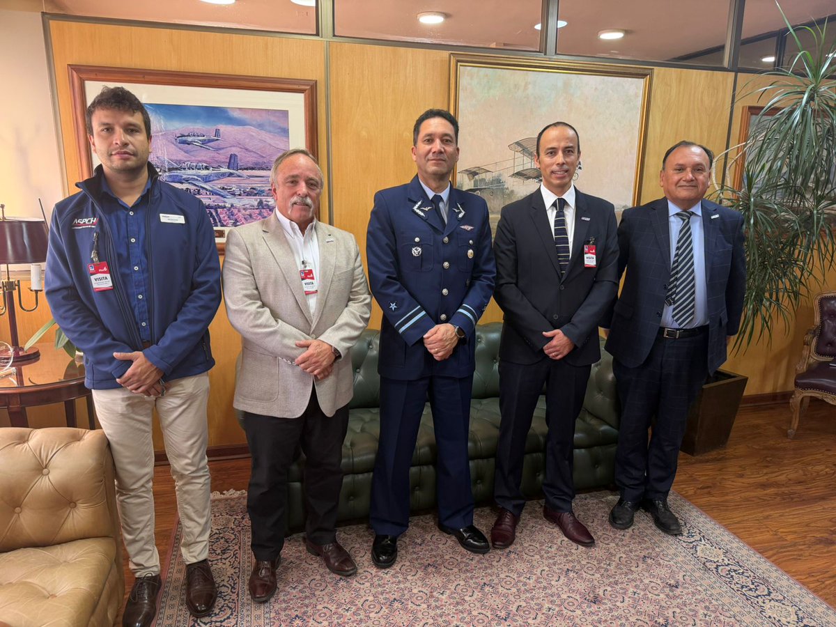 pilotosASPCH's tweet image. ASPCH y DGAC avanzan en seguridad operacional 🇨🇱✈️🚁 Un encuentro clave se llevó a cabo con autoridades de la @DGACChile y @pilotosASPCH para fortalecer los planes de trabajo conjuntos y seguir priorizando la seguridad en nuestro cielo ✈️ #SeguridadOperacional