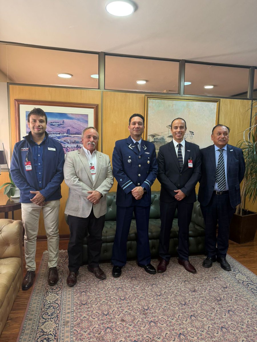 pilotosASPCH's tweet image. ASPCH y DGAC avanzan en seguridad operacional 🇨🇱✈️🚁 Un encuentro clave se llevó a cabo con autoridades de la @DGACChile y @pilotosASPCH para fortalecer los planes de trabajo conjuntos y seguir priorizando la seguridad en nuestro cielo ✈️ #SeguridadOperacional