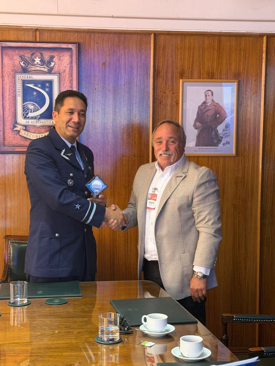 pilotosASPCH's tweet image. ASPCH y DGAC avanzan en seguridad operacional 🇨🇱✈️🚁 Un encuentro clave se llevó a cabo con autoridades de la @DGACChile y @pilotosASPCH para fortalecer los planes de trabajo conjuntos y seguir priorizando la seguridad en nuestro cielo ✈️ #SeguridadOperacional