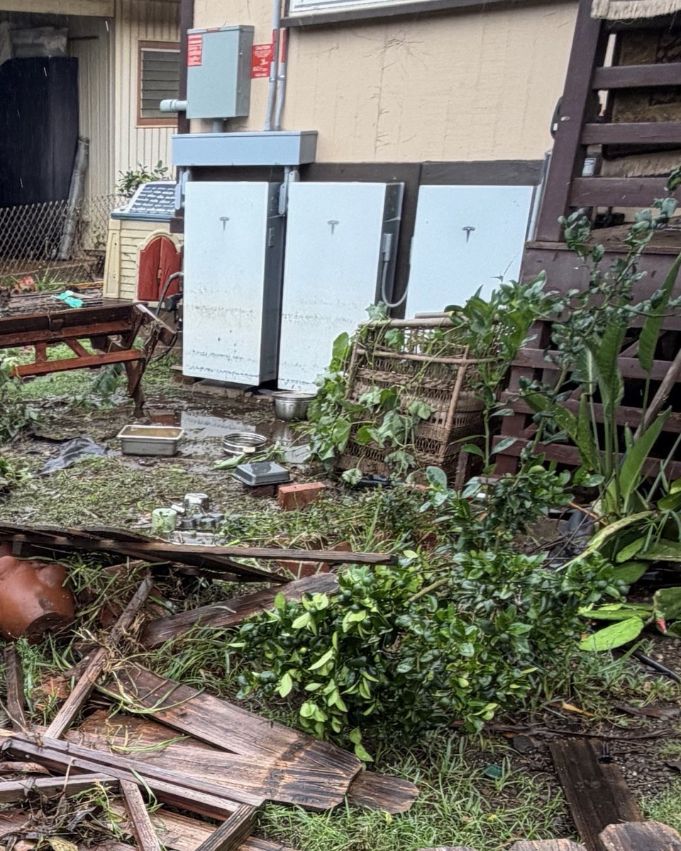 RevoluSun's tweet photo. As floodwaters submerged 3 feet of their battery system, this home’s solar + battery storage kept power running the entire storm. They even helped neighbors by running extension cords to keep fridges on &amp; dry out homes for days.

Solar + storage = power when it matters most. https://t.co/yrgwZcC4C5